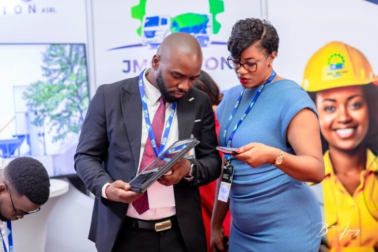Échange entre deux professionnels sur un stand lors d'un salon à Kinshasa