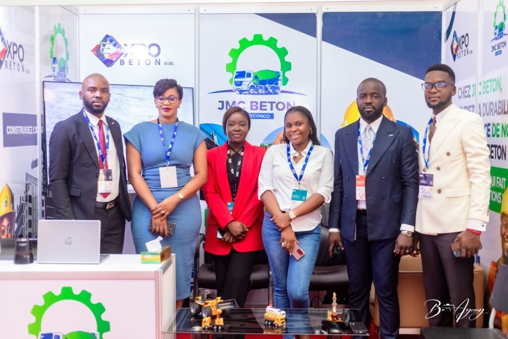 Équipe d'une entreprise sur son stand lors d'un salon professionnel