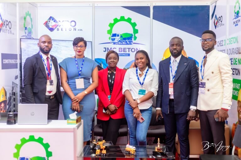 Équipe d'une entreprise sur son stand lors d'un salon professionnel