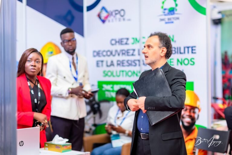 Présentation de produits sur un stand de salon professionnel