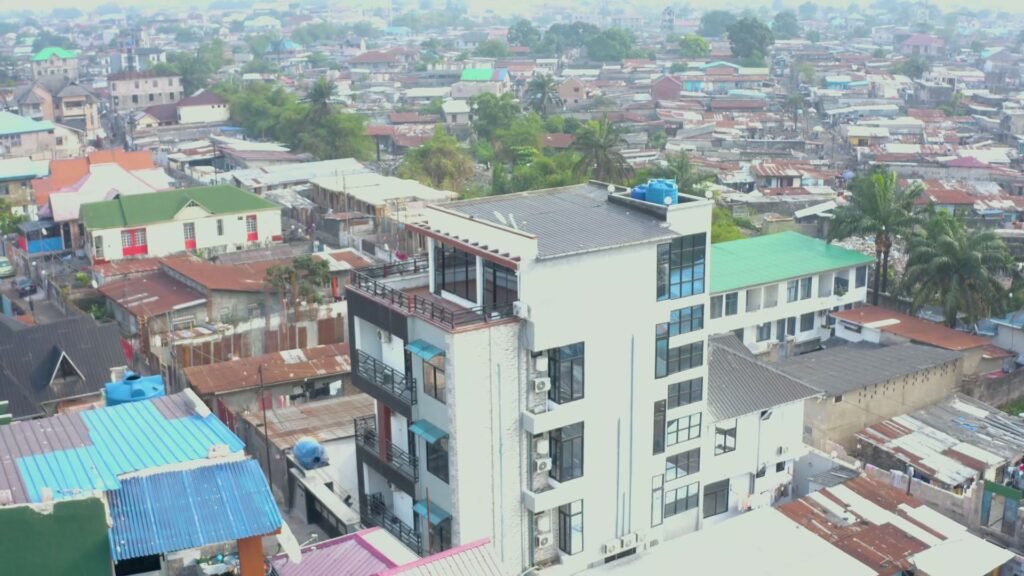 Vue aérienne par drone d'un immeuble et des quartiers de Kinshasa