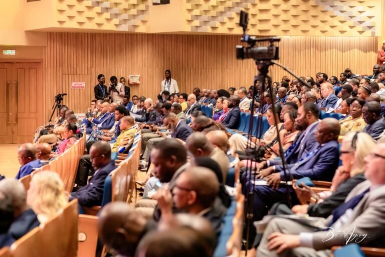Public dans l'auditorium pendant une conférence nationale à Kinshasa