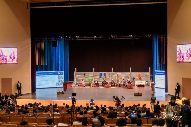Vue de la salle et de la scène pendant une conférence