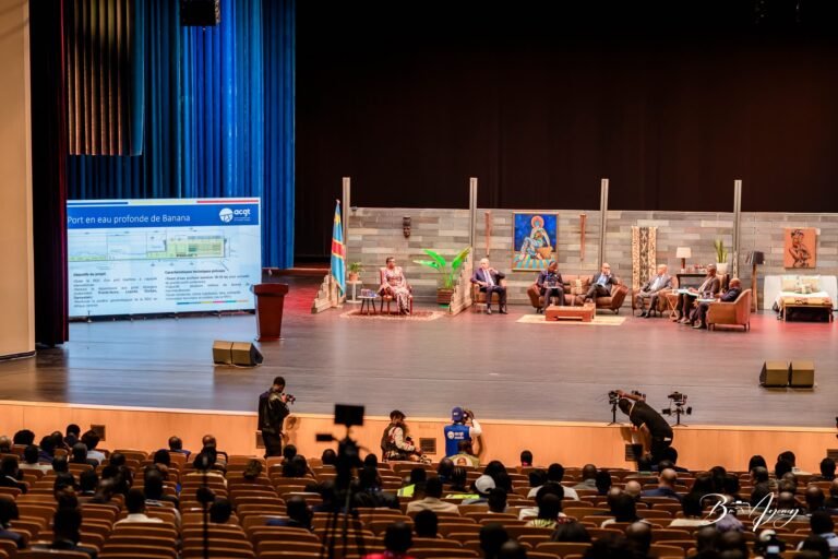 Présentation projetée devant le public d'une conférence