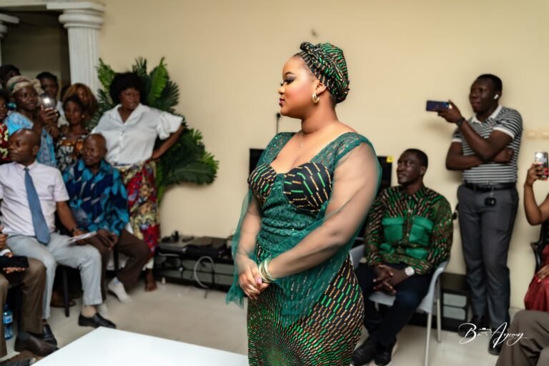 La mariée en tenue verte pendant la cérémonie de la dot, entourée des familles, à Kinshasa