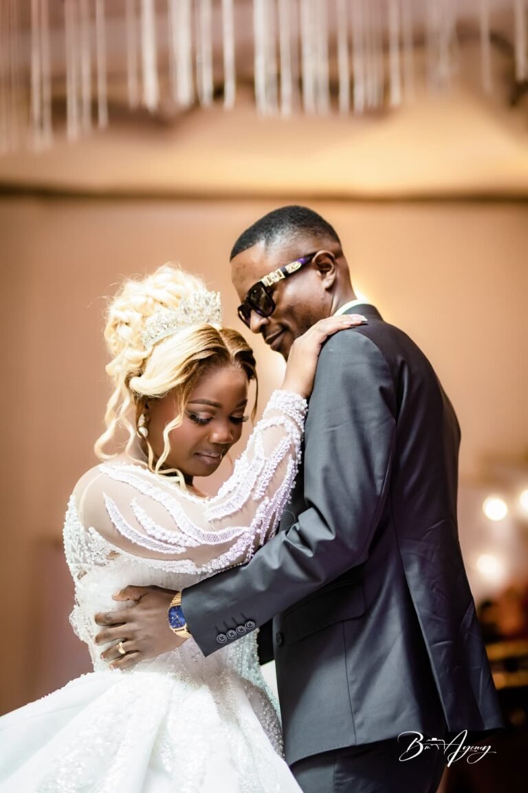 La mariée pose la tête sur l'épaule du marié pendant leur première danse