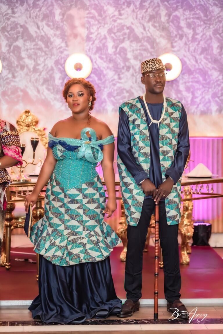 Les mariés en tenue traditionnelle assortie pendant la cérémonie coutumière
