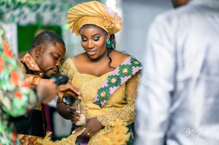 La mariée en tenue jaune et pagne pendant la cérémonie coutumière