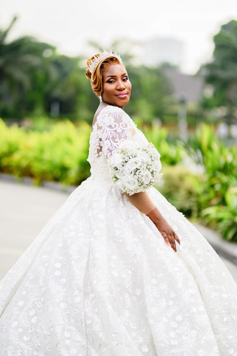 Une mariée en robe blanche dans un jardin à Kinshasa