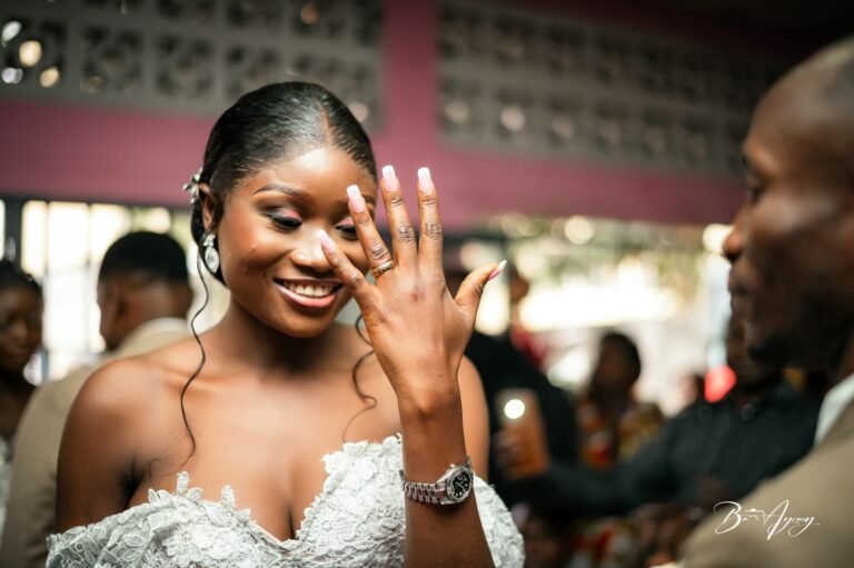 La mariée émue montre sa bague pendant la cérémonie
