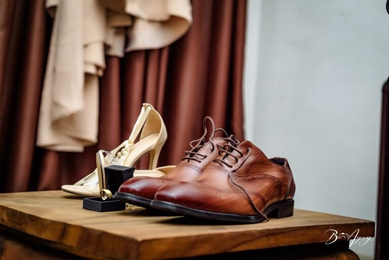 Les chaussures des mariés posées sur une table en bois