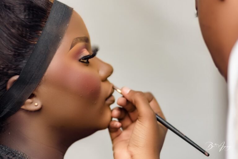 Maquillage d'une mariée, gros plan sur le pinceau