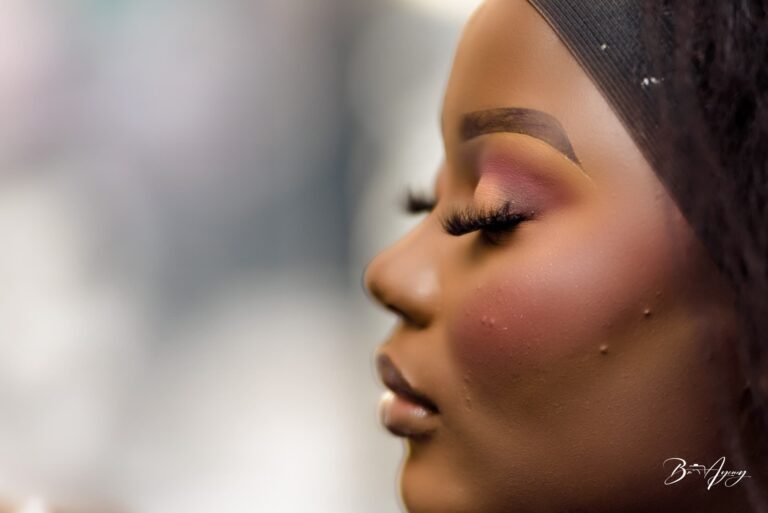 Profil d'une femme maquillée, portrait en lumière douce