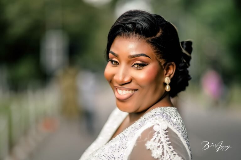 Portrait d'une mariée souriante en extérieur