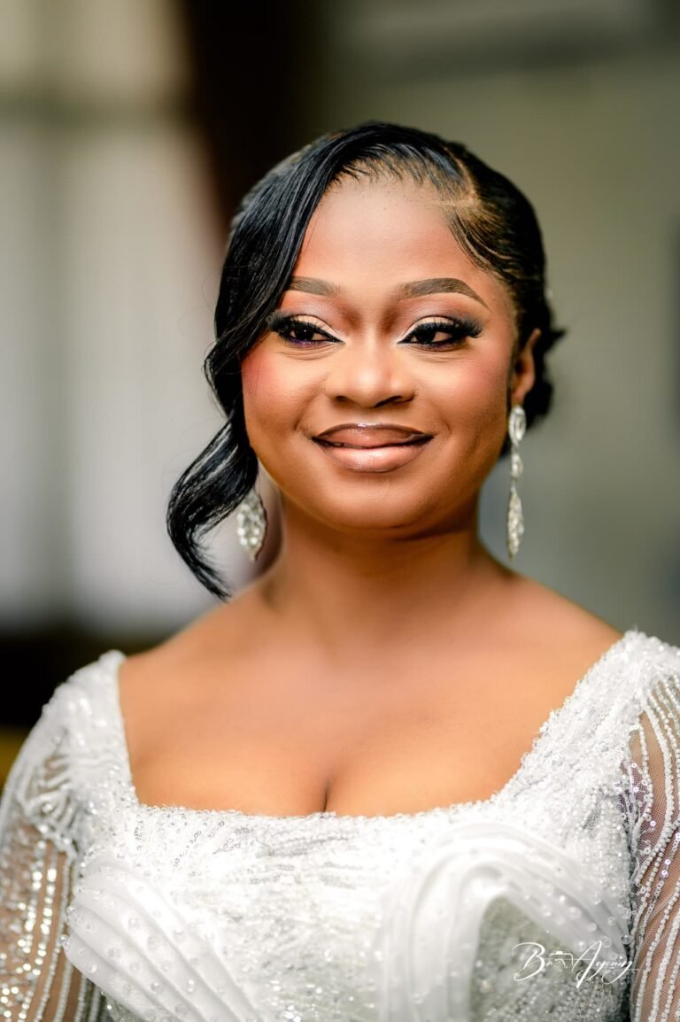 Portrait d'une mariée souriante