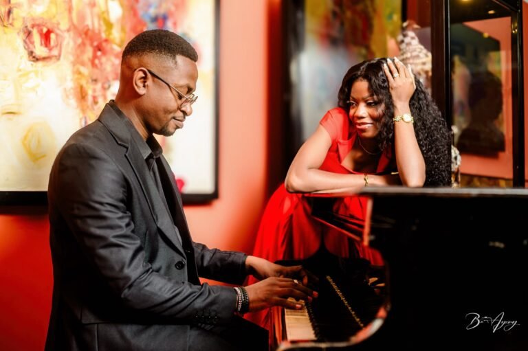 Séance photo d'un couple au piano, elle en robe rouge