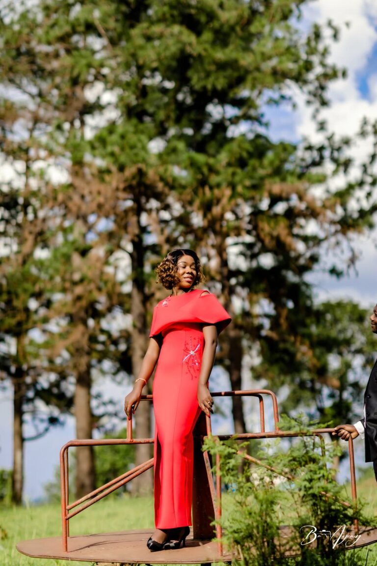 Femme en robe rouge dans un parc lors d'une séance photo