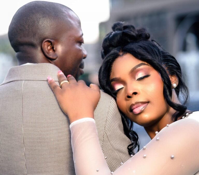 La mariée pose la tête contre le marié, les yeux fermés