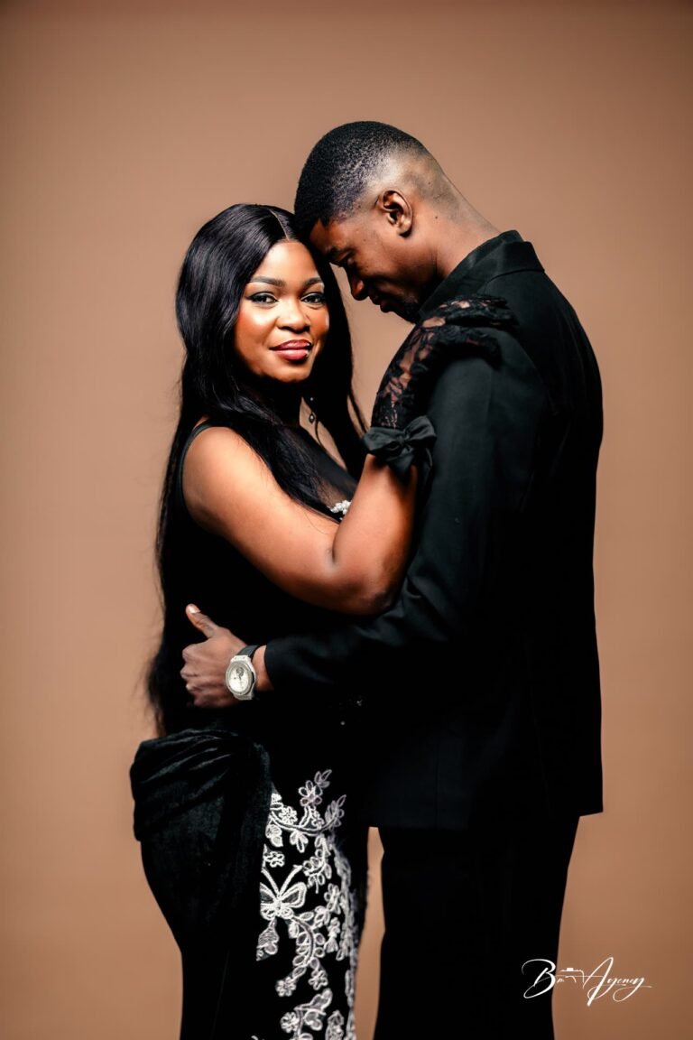 Portrait de couple en studio sur fond uni