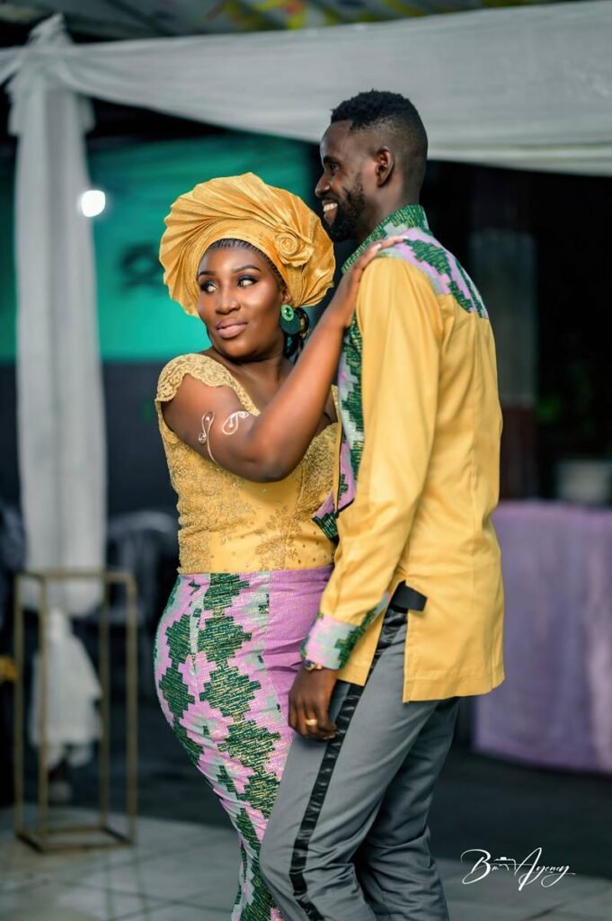Couple en tenue traditionnelle pendant leur mariage coutumier à Kinshasa